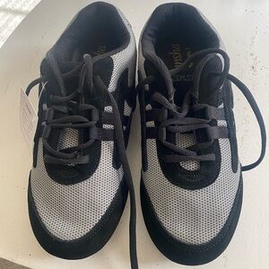 Nwt Sansha dancing shoes  sz 8M